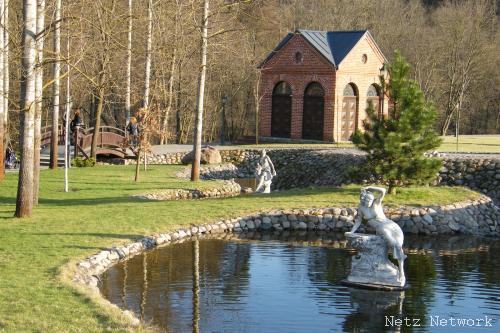 Бельмонтас: статуи возле ручья